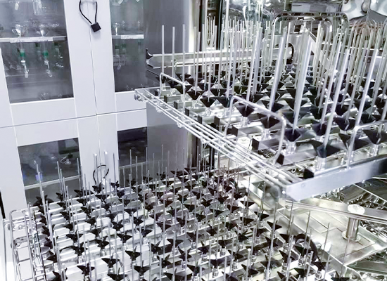 實(shí)驗(yàn)室玻璃器皿清洗機(jī)的出現(xiàn)，提高了實(shí)驗(yàn)室的效率和安全性，實(shí)驗(yàn)數(shù)據(jù)的準(zhǔn)確性